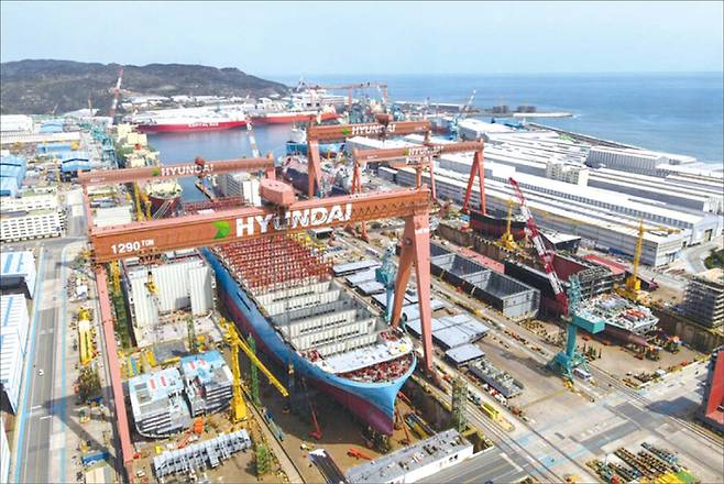 한국 조선업은 미국이 조선·해운 산업 부활을 위해 한국을 최종 파트너로 낙점한 이후 승승장구하는 모양새다. 사진은 울산 동구 HD현대중공업 조선소 전경. (HD현대중공업 제공)