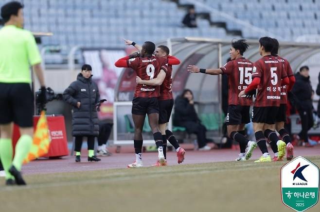득점 후 기쁨을 나누고 있는 부천 FC 선수들. 사진=한국프로축구연맹
