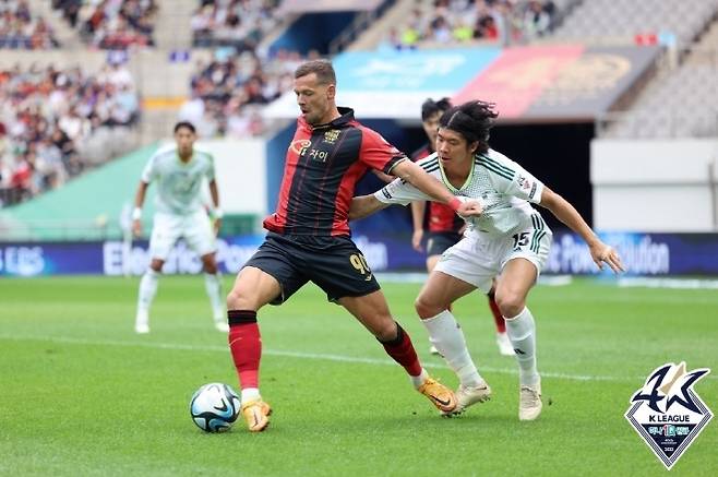전북 현대 시절 구자룡(사진 오른쪽). 사진=한국프로축구연맹
