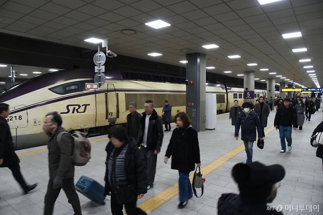 [서울=뉴시스] 10일 SRT가 개통 8주년을 맞았다. SRT 누적 이용객은 1억7800만명을 기록했으며, 올해 일평균 7만2880명이 이용했다. 운영사 에스알은 SRT 개통 이후 고속철도 경쟁체제를 열며 국민 교통비 절감과 철도산업 재투자 확대 등 사회적 편익을 확대하고 있다고 밝혔다.(사진=SR 제공) 2024.12.10. photo@newsis.com  *재판매 및 DB 금지 /사진=류현주