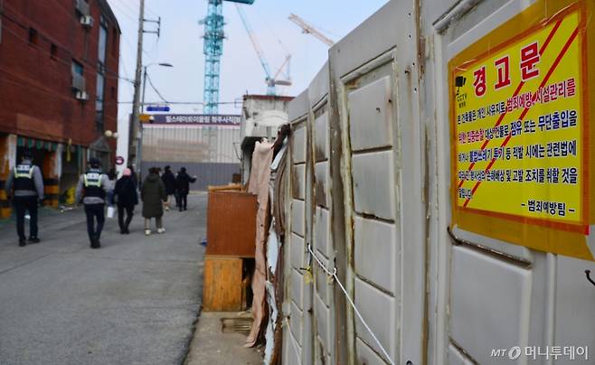 [청주=뉴시스] 서주영 기자 = 충북 청주청원경찰서 직원들이 20일 청주시 서원구 사직동의 한 재개발구역에서 범죄 예방을 위한 빈집 밀집 지역 점검을 하고 있다. 2025.01.20. juyeong@newsis.com /사진=서주영