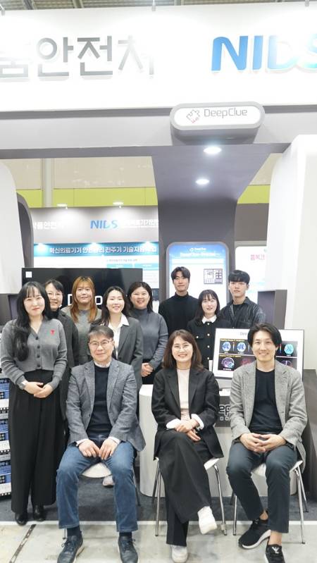 'KIMES 2025' 딥클루 부스에서 임직원들이 기념사진을 촬영 중이다/사진제공=딥클루