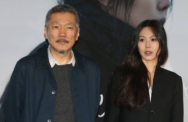 영화감독 홍상수(65)와 배우 김민희(43)가 최근 아들을 출산한 사실이 알려지며 또 한 번 세간의 이목이 집중되고 있다. 사진은 지난 2017년 3월 서울 광진구 자양동 롯데시네마 건대입구에서 열린 영화 '밤의 해변에서 혼자' 언론시사회 기자간담회에 참석한  홍상수 감독과 배우 김민희. /사진=머니투데이