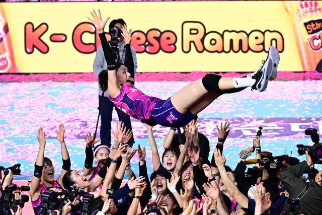 헹가래를 받는 김연경./KOVO