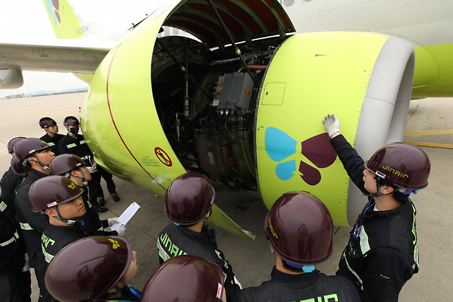 진에어 신입 항공정비사들이 교육을 받고 있다.  [진에어 제공]