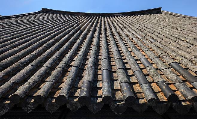 경주 불국사 대웅전 지붕에는 수백년 전부터 20세기까지 수리하면서 교체한 다양한 기와가 덮혀있다.   [필자 제공·국립문화유산연구원]