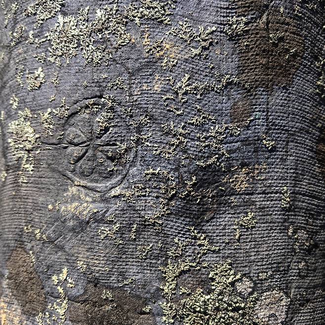 경주 불국사 대웅전 지붕에는 손으로 빚어 만든 기와를 제작하는 과정에서 흙을 덮었던 천의 문양이 그대로 보인다. 불국사 대웅전 지붕은 다양한 시대의 기와로 덮혀있다.