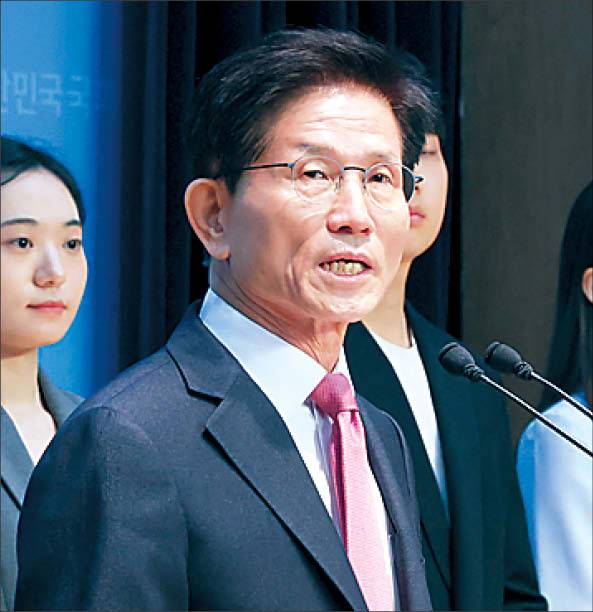 김문수 전 고용노동부 장관이 9일 서울 여의도 국회 소통관에서 제21대 대통령 경선후보 출마 선언을 하고 있다.  [연합]