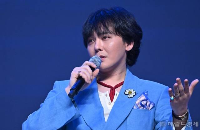 가수 지드래곤이 지난해 열린 ‘이노베이트코리아 2024’에서 대담을 하고 있다.[이상섭 기자]