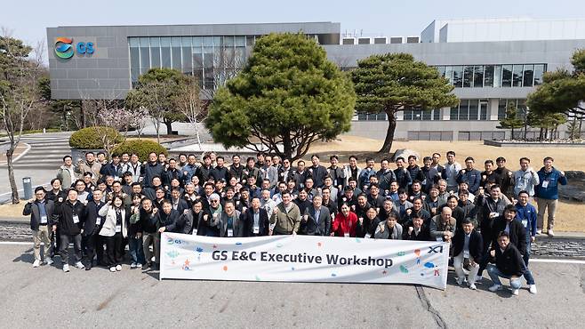 4월초 용인 엘리시안 러닝센터에서 GS건설 임원 워크샵을 마치고 단체사진을 촬영하고 있다. [GS건설 제공]