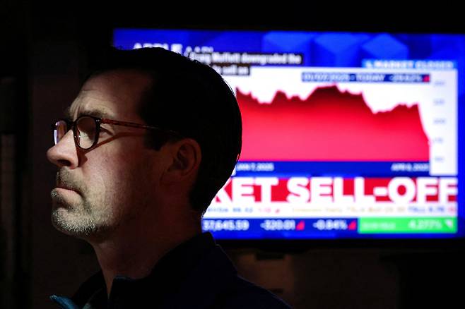 8일(현지시간) 미국 뉴욕증권거래소(NYSE) 바닥에 있는 부스 안에서 전문 트레이더가 일하고 있다. [로이터]