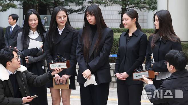 [서울=뉴시스] 추상철 기자 = 그룹 뉴진스(NJZ 하니, 민지, 혜인, 해린, 다니엘)가 지난달 7일 오후 서울 서초구 서울중앙지방법원에서 열린 '어도어, 뉴진스 상대 기획사 지위보전 및 광고계약 체결 등 금지 가처분' 심문기일을 마친 후 취재진의 질문에 답변하고 있다. 2025.03.07. scchoo@newsis.com
