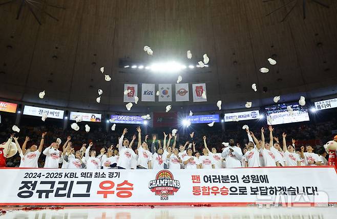 [서울=뉴시스] 황준선 기자 = 전희철 감독과 정재헌 SKT CGO 사장을 비롯한 선수들이 지난달 21일 서울 송파구 잠실학생체육관에서 프로농구 2024~2025 KBL리그 서울 SK 나이츠와 울산 현대모비스 피버스의 경기가 끝난 뒤 열린 SK의 정규리그 우승 기념 파티에서 모자를 던지며 기념촬영 하고 있다. 2025.03.21. hwang@newsis.com