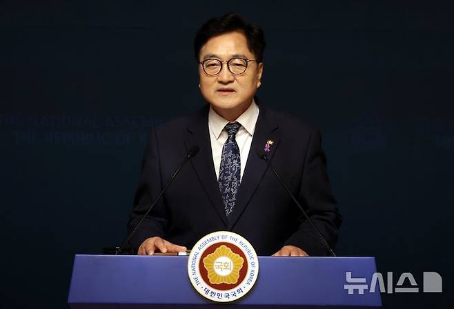 [서울=뉴시스] 조성봉 기자= 우원식 국회의장이 6일 오후 서울 여의도 국회 사랑재에서 열린 개헌관련 긴급 기자회견에서 발언을 하고 있다. 2025.04.06. suncho21@newsis.com