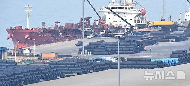 [평택=뉴시스] 김종택 기자 = 2일 경기도 평택시 포승읍 평택항 수출 야적장에 철강 제품들이 쌓여 있다. 도널드 트럼프 미국 대통령은 철강·알루미늄·자동차 등 개별 품목관세에 이어 2일 오후(현지시간·한국시간 3일 오전)  전 세계 국가들을 대상으로 '상호관세'를 발표하고 즉각 시행에 들어간다. 2025.04.02. jtk@newsis.com