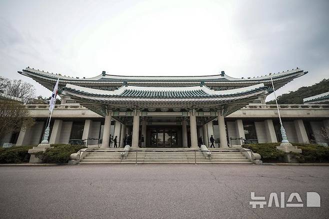 [서울=뉴시스] 정병혁 기자 = 윤석열 전 대통령에 대한 헌법재판소의 탄핵 선고 후 청와대를 찾는 발길이 늘어나고 있다. 광화문 등 인근에서 이어지던 탄핵 시위가 멈춘 데다, 조기 대선 후 대통령 집무실의 청와대 복귀 가능성도 나오는데 따른 변화로 읽힌다. 사진은 9일 서울 종로구 청와대 본관. 2025.04.09. jhope@newsis.com