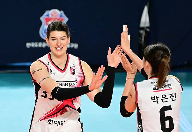 [서울=뉴시스] 프로배구 정관장 부키리치(왼쪽)가 15일 김천실내체육관에서 열린 도드람 2024~2025 V-리그 여자부 경기에서 한국도로공사를 상대로 공격에 성공한 뒤 박은진과 서로 격려하고 있다. (사진=KOVO 제공) 2025.02.15. *재판매 및 DB 금지