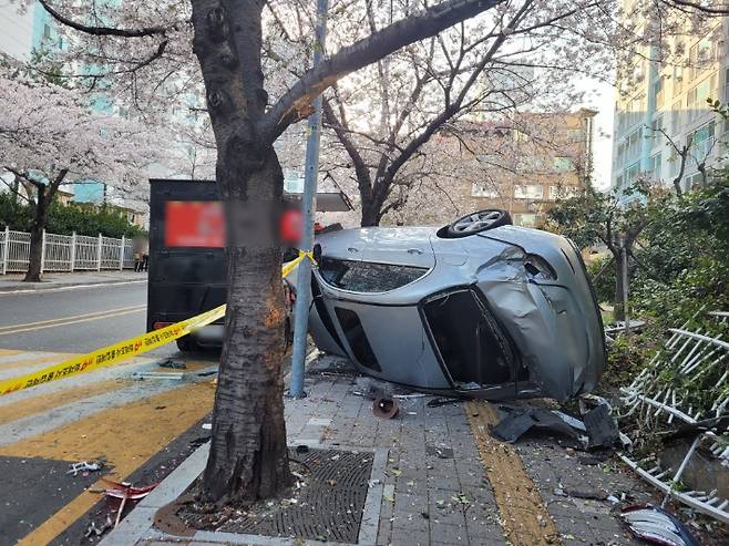 8일 부산 수영구 광안동에서 70대 여성이 몰던 벤츠 차량이 인도를 덮쳤다. 부산경찰청 제공