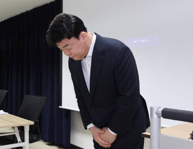 백종원 더본코리아 대표가 지난달 28일 서울 서초구 스페이스쉐어 강남역센터에서 열린 첫 정기 주주총회에서 주주들을 향해 사과하고 있다. 연합뉴스