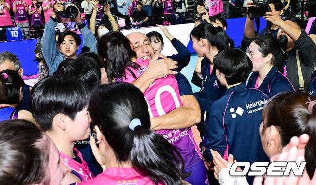 [OSEN=인천, 박준형 기자] 흥국생명 핑크스파이더스가 통산 5번째 챔피언결정전 우승을 차지했다. 김연경(37)은 현역 마지막 시즌을 통합우승으로 화려하게 장식했다.&nbsp;흥국생명은 8일 인천 삼산월드체육관에서 열린 ‘도드람 2024-2025 V-리그’ 챔피언결정전 5차전 정관장 레드스파크스와의 경기에서 세트스코어 3-2(26-24, 26-24, 24-26, 23-25, 15-13)&nbsp;승리를 거뒀다. 시리즈 전적 3승 2패로 마침내 5번째 우승에 성공했다.경기종료 후 흥국생명 아본단자 감독이 김연경과 포옹을 하고 있다   2025.04.08 / soul1014@osen.co.kr