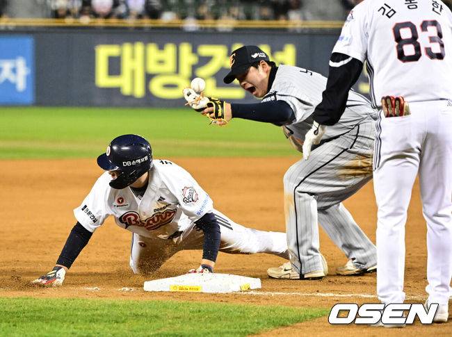 [OSEN=지형준 기자] 8일 오후 서울 잠실야구장에서 2025 신한 SOL Bank KBO리그 두산 베어스와 한화 이글스의 경기가 열렸다.이날 두산은 최승용, 한화는 문동주를 선발로 내세웠다.8회말 무사 2루에서 두산 박지훈이 양석환의 3루땅볼에 한화 노시환이 1루에 송구하는 틈을 노려 3루에서 슬라이딩을 세이프 되고 있다. 2025.04.08 / jpnews@osen.co.kr