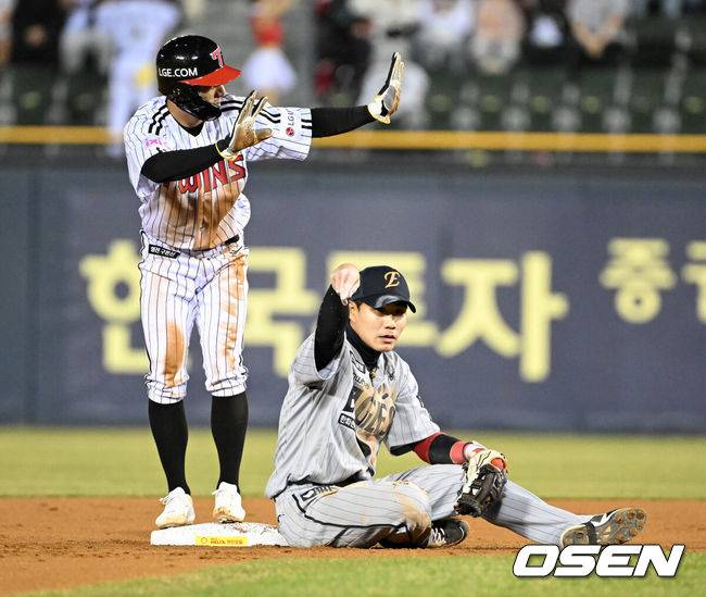 [OSEN=잠실, 이대선 기자] 3회말 무사 1루에서 LG 1루주자 신민재의 도루 때 한화 심우준이 비디오 판독을 요청하고 있다. 2025.03.26 /sunday@osen.co.kr