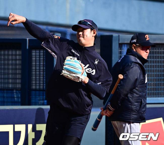 [OSEN=지형준 기자] 8일 오후 서울 잠실야구장에서 2025 신한 SOL Bank KBO리그 두산 베어스와 한화 이글스의 경기가 열렸다.이날 두산은 최승용, 한화는 문동주를 선발로 내세웠다.한화 하주석이 훈련을 하고 있다. 2025.04.08 / jpnews@osen.co.kr
