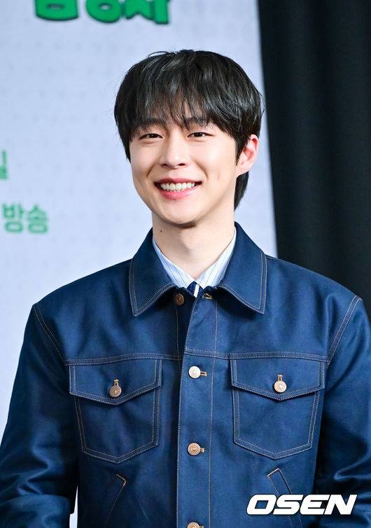 [OSEN=박준형 기자]  7일 서울 상암동 스탠포드 호텔에서 JTBC 예능 '길바닥 밥장사' 제작발표회가 진행됐다.류수영, 파브리, 황광희, 신현지, 배인혁, 전소미가 출연하는 '길바닥 밥장사'는 한식과 레시피에 진심인 이들이 푸드 바이크를 타고 요리하며 지중해의 부엌 스페인을 누비는 프로그램이다.배인혁이 미소 짓고 있다.  2025.04.07 / soul1014@osen.co.kr