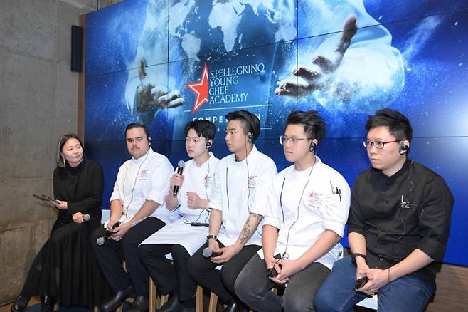 제효 안다즈서울강남 셰프(왼쪽 세번째), 김재호 안다즈서울강남 셰프(왼쪽 네번째) 등이 서울 강남구 정식당에서 지난달 25일 열린 산펠레그리노 미식 행사에서 토론하고 있다. 산펠레그리노 제공
