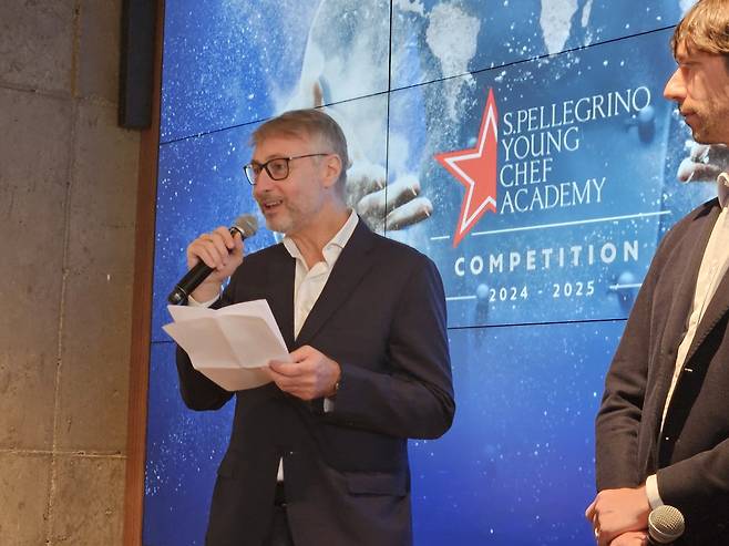 산펠레그리노 아시아·태평양 지역 디렉터 로베르토 카로니가&nbsp;서울 강남구 정식당에서 지난달 25일 열린 산펠레그리노 미식 행사에서 발언하고 있다. 김수연 기자