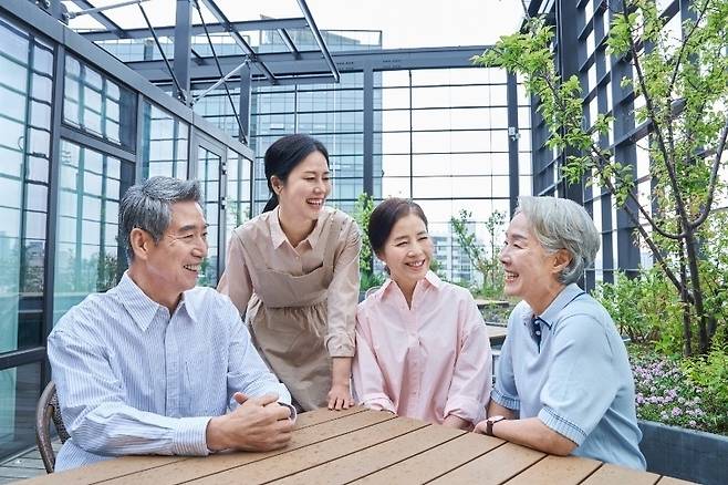 서울시민은 평균적으로 70세부터를 ‘노인’으로 인식하고 있다. 게티이미지뱅크