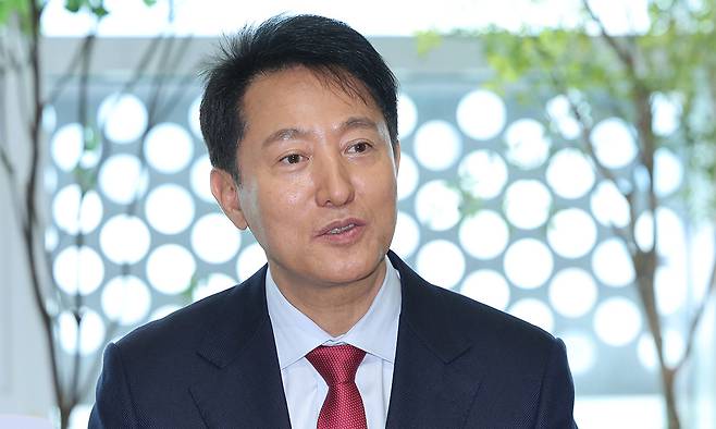 오세훈 서울시장이 9일 서울 도봉구 청년취업사관학교 도봉캠퍼스에서 열린 간담회에서 교육생들과 대화하고 있다. 뉴스1