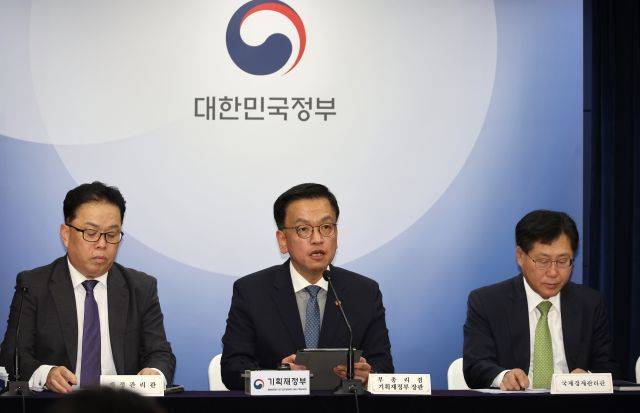 최상목 부총리 겸 기획재정부 장관이 지난해 10월 정부서울청사에서 한국이 세계 3대 채권지수인 세계국채지수(WGBI)에 편입한 것과 관련해 브리핑하고 있다. 연합뉴스