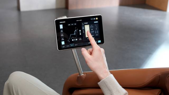 세라젬의 하이엔드 듀얼 맞춤 케어 안마가전 ‘파우제 M10’의 터치형 화면. 사진 제공=세라젬