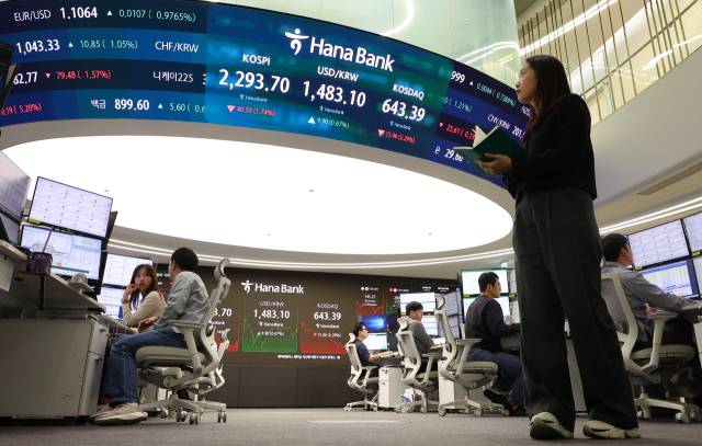 9일 오후 서울 중구 하나은행 본점 딜링룸에 각종 지수가 표시돼 있다. 연합뉴스