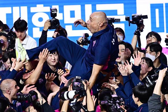 마르첼로 아본단자 감독이 8일 인천 삼산월드체육관에서 열린 정관장과 챔피언결정 5차전 승리 후 헹가래를 받고 있다. KOVO 제공