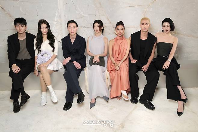 ‘코스 2025 봄여름 컬렉션’에 참석한 유명인들. 코스 제공