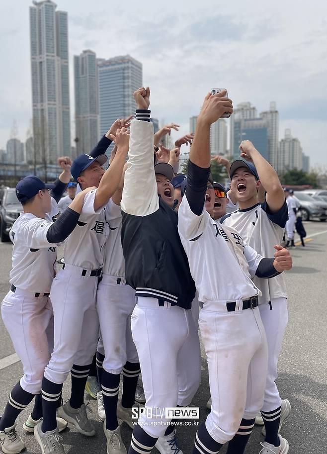 ▲ 제물포고 3학년 선수들이 기념 사진을 찍고 있다. ⓒ 신원철 기자