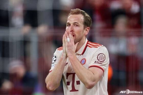 해리 케인이 9일 오전 4시(한국시간) 독일 뮌헨의 알리안츠 아레나에서 열린 2024~2025시즌 유럽축구연맹(UEFA) 챔피언스리그(UCL) 8강 1차전 전반전에서 결정적인 기회를 놓친 후 손을 입에 대고 있다. /AFPBBNews=뉴스1