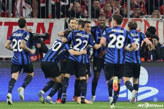 인터밀란이 9일 오전 4시(한국시간) 독일 뮌헨의 알리안츠 아레나에서 열린 2024~2025시즌 유럽축구연맹(UEFA) 챔피언스리그(UCL) 8강 1차전에서 선제 득점 후 기뻐하고 있다. /AFPBBNews=뉴스1