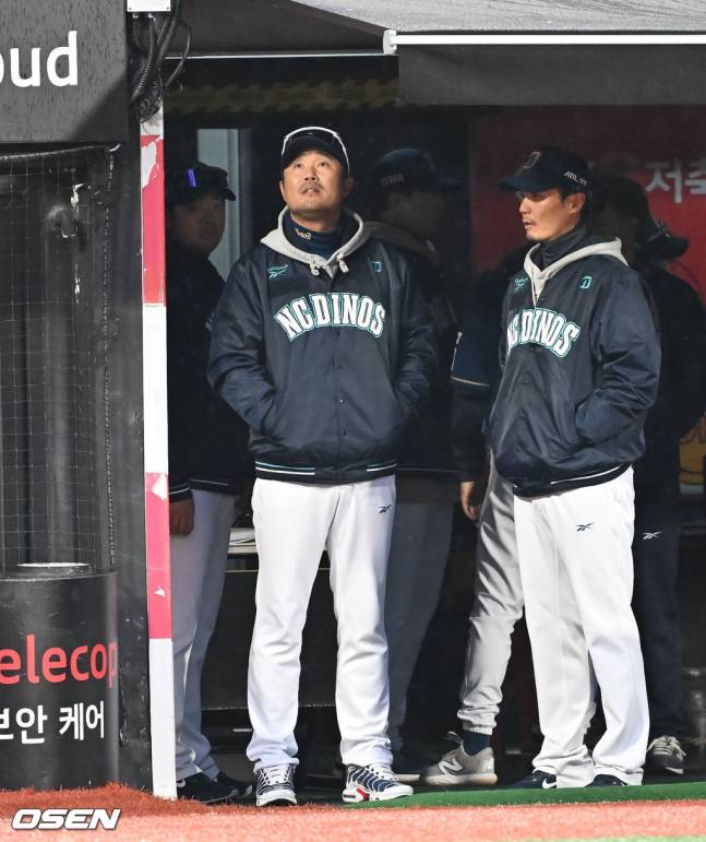 9일 경기를 앞두고 비 내리는 야구장을 바라보는 이호준 감독(왼쪽).