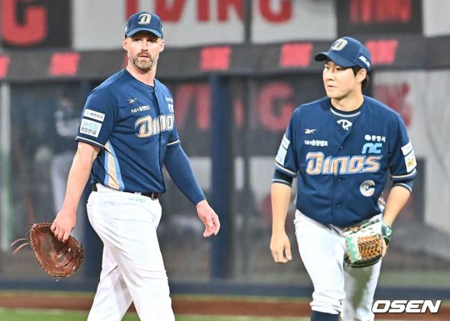 데이비슨(왼쪽)과 박민우.