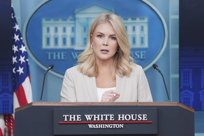 캐롤라인 레빗 백악관 대변인은 지난 3월 11일 AP통신 기자와 관세를 누가 내는지에 관해 설전을 벌였다. [사진 | 뉴시스]