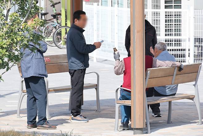 서대구역 앞 벤치에서 얘기 나누는 택시 기사들 [촬영 황수빈]