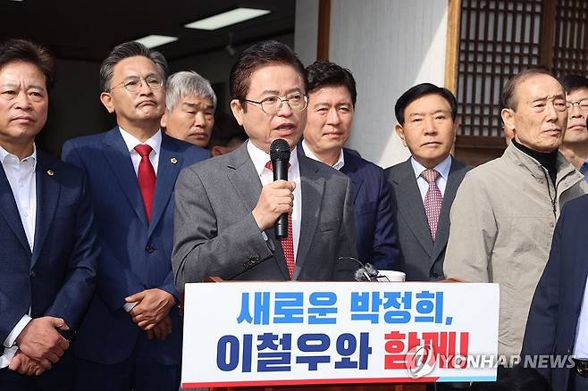 이철우 경북도지사, 박정희 전 대통령 생가서 대선 출마 선언 (안동=연합뉴스) 이철우 경북도지사가 9일 구미 박정희 전 대통령 생가에서 대선 출마 기자회견을 하고 있다. 2025. 4. 9 [이철우 측 제공. 재판매 및 DB 금지] haru@yna.co.kr