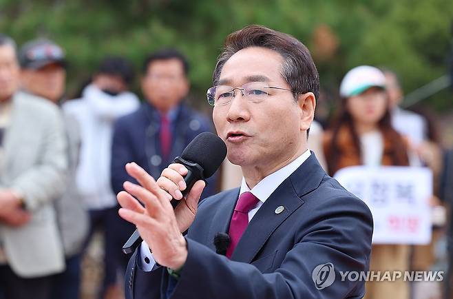 대선 출마 선언하는 유정복 인천시장 (인천=연합뉴스) 임순석 기자 = 유정복 인천시장이 9일 인천 중구 자유공원 맥아더 동상 앞에서 제21대 대통령 선거 출마를 선언하고 있다. 2025.4.9 soonseok02@yna.co.kr