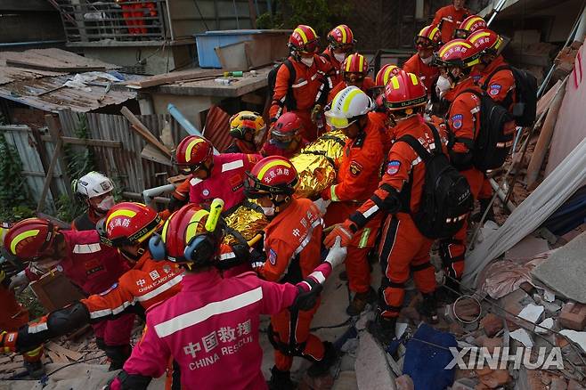 미얀마 강진 생존자를 구조하는 중국 구조대 지난 3일(현지시간) 미얀마 만달레이에서 강진으로 무너진 건물 잔해에서 중국 구조대가 생존자를 구조하는 모습. 2025.04.09
[신화 연합뉴스 자료사진. 재판매 및 DB 금지]