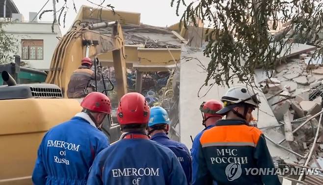 미얀마 강진 현장의 러시아 구조대 [타스 연합뉴스 자료사진. 재판매 및 DB 금지]