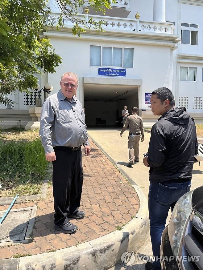 태국, 미국인 학자 왕실모독죄로 체포 (방콕 AP=연합뉴스) 8일(현지시간) 태국 북부 핏사눌록주 경찰서에 미국인 학자 폴 체임버스가 조사받기 위해 출석한 모습. 2025.04.09 
[재판매 및 DB 금지]