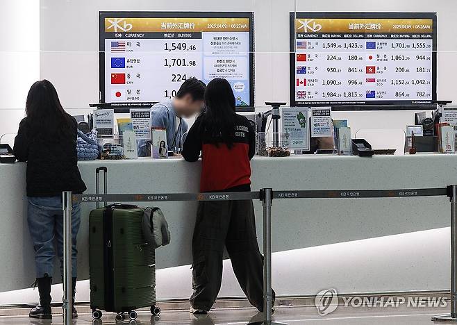 공항 환전소 원/달러 환율은 이미 '1,500원' 중반 (영종도=연합뉴스) 황광모 기자 = 미국과 중국의 무역 갈등이 격화 조짐을 보이면서 원/달러 환율이 금융위기 이후 처음으로 1,500원 선에 바짝 다가선 9일 인천공항 시중은행 외화 환전 창구 화면에 원/달러, 원/엔 등 주요 통화 거래가가 표시돼 있다. 2025.4.9 hkmpooh@yna.co.kr